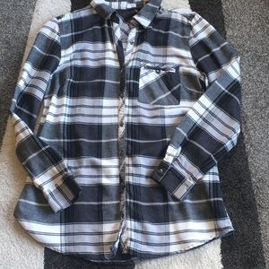 😎 Button down black and whit plaid shirt